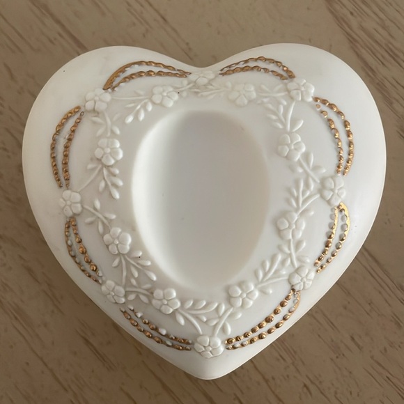 Lot of 2 Heritage House Heart-Shaped Music Trinket Boxes Porcelain Floral Design - Picture 3 of 8